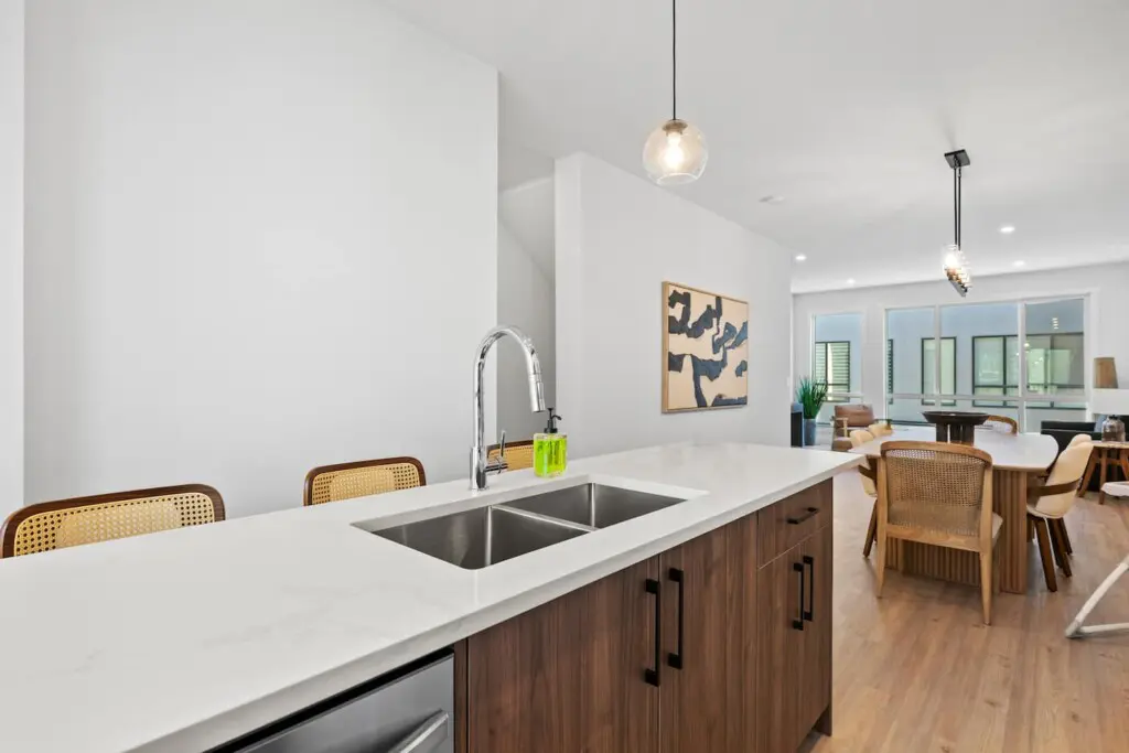 98751615 a09a 4747 8d5d 325be130ba03